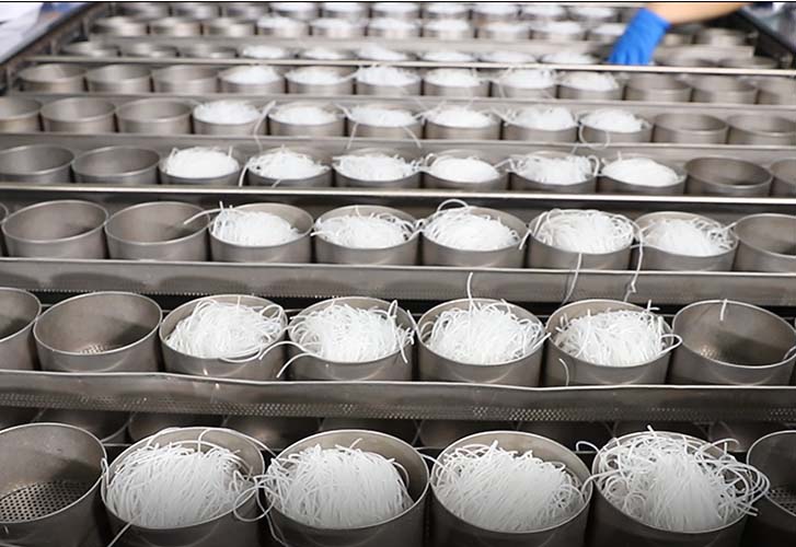 酸辣粉設(shè)備無(wú)需更換模具實(shí)現(xiàn)多樣粉餅自由生產(chǎn)